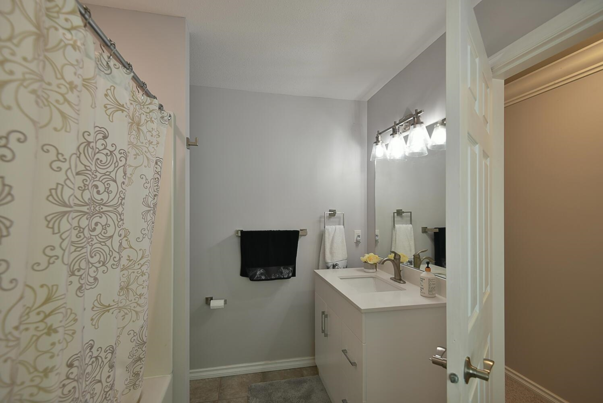 Powder Room Photo of 12828 Gilden Road, Madeira Park, BC