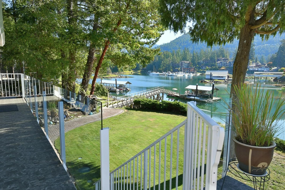Walk-In Closet Photo of 12828 Gilden Road, Madeira Park, BC