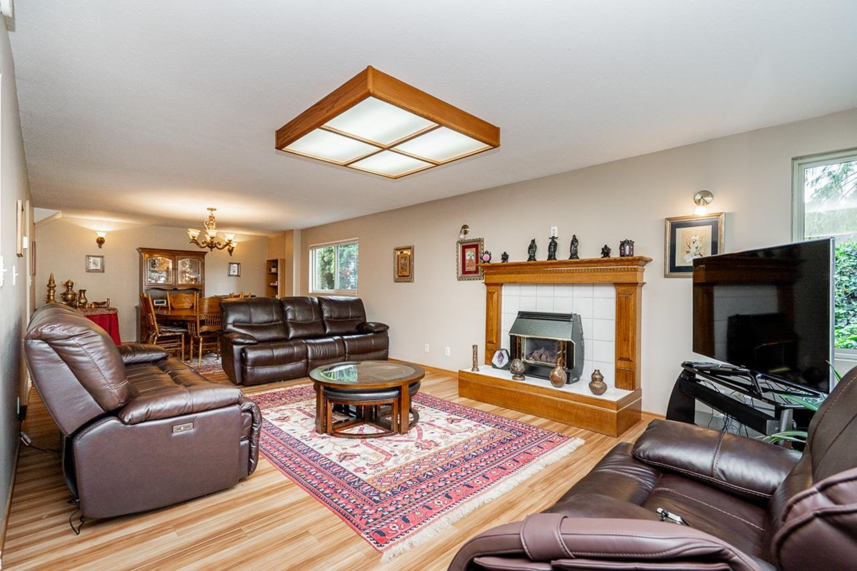 Guest Bathroom Photo of 1623 Suffolk Avenue, Port Coquitlam, BC