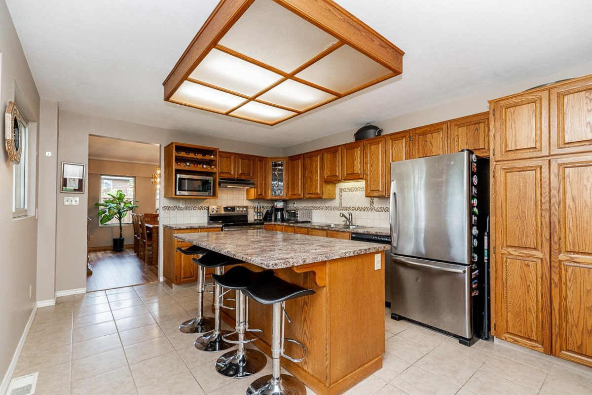 Walk-In Closet Photo of 1623 Suffolk Avenue, Port Coquitlam, BC