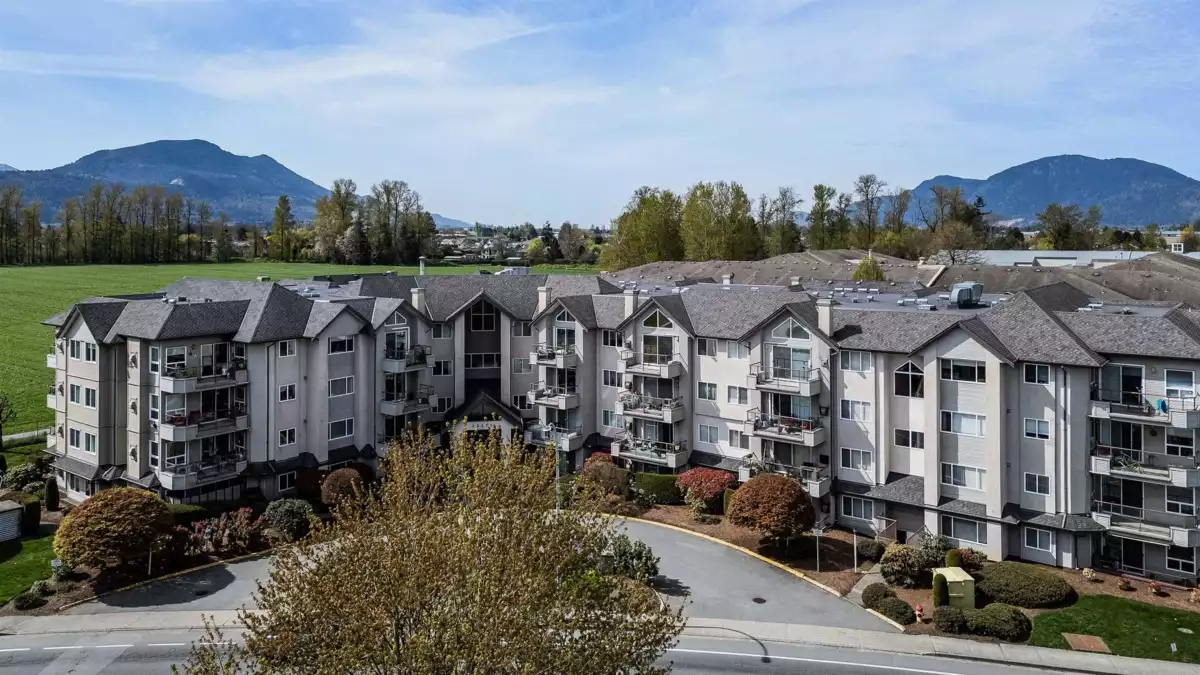 Exterior Front Photo of 307 45520 Knight Road, Chilliwack, BC