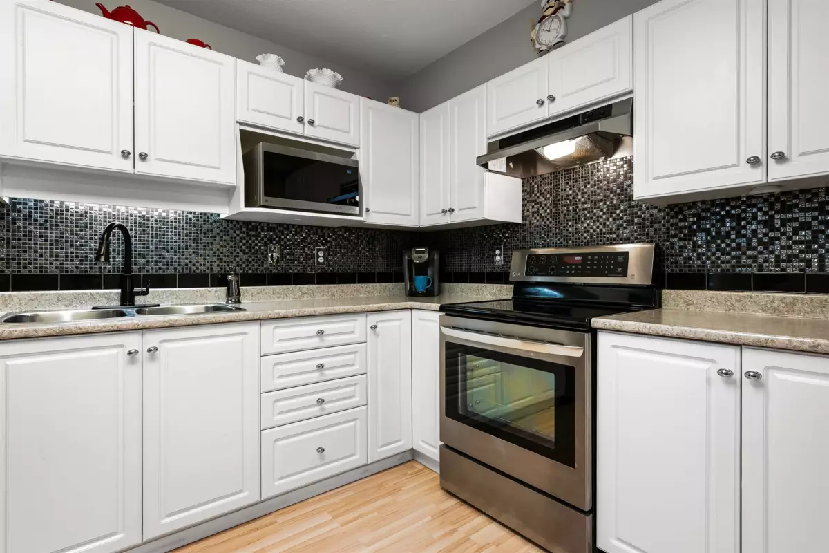 Guest Bathroom Photo of 307 45520 Knight Road, Chilliwack, BC