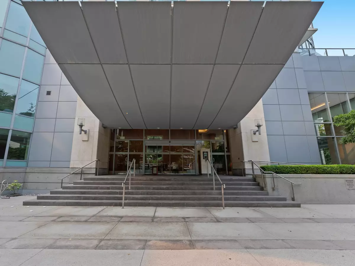 Front Yard Photo of 2502 323 Jervis Street, Vancouver, BC