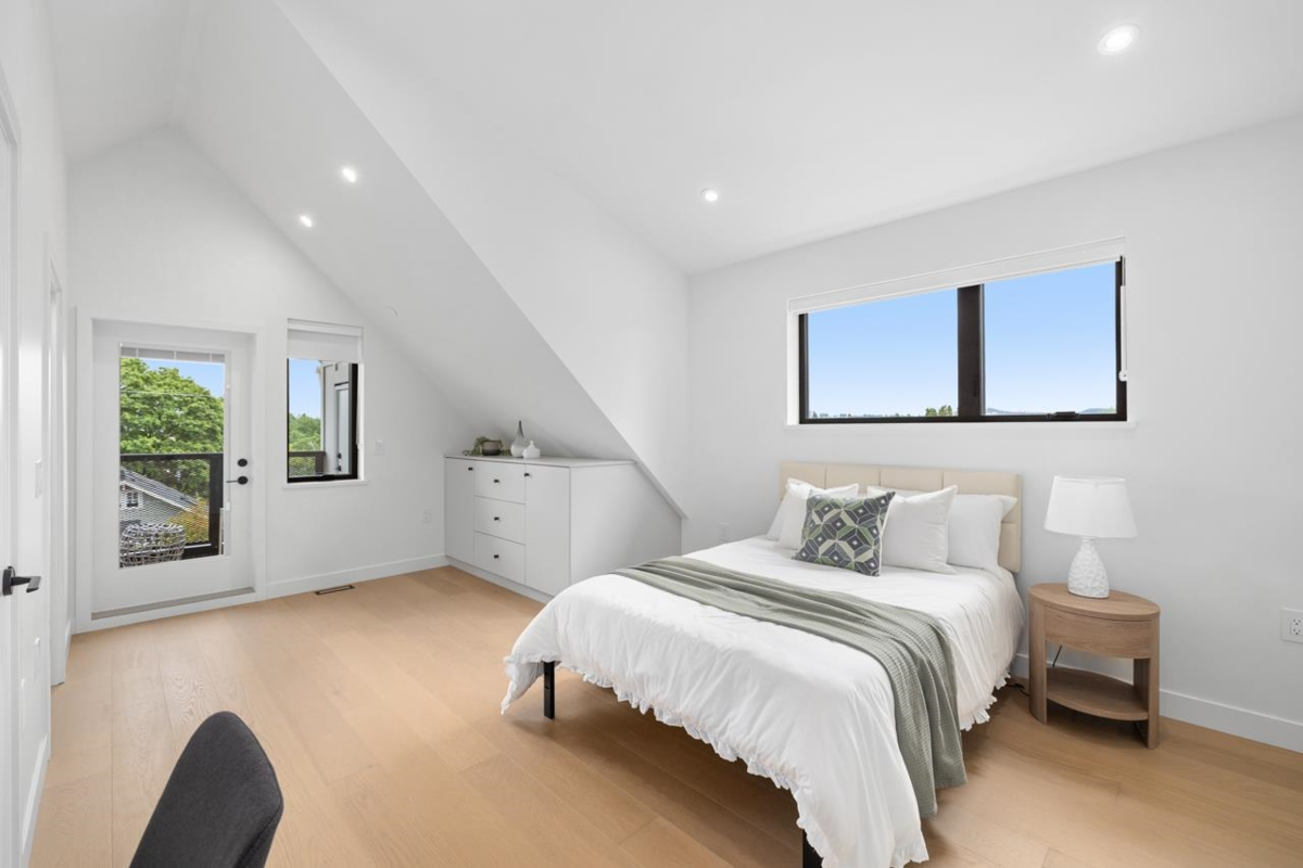 Entry Foyer Photo of 2 2247 Parker Street, Vancouver, BC