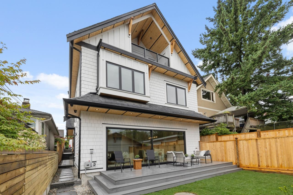 Front Yard Photo of 2 2247 Parker Street, Vancouver, BC