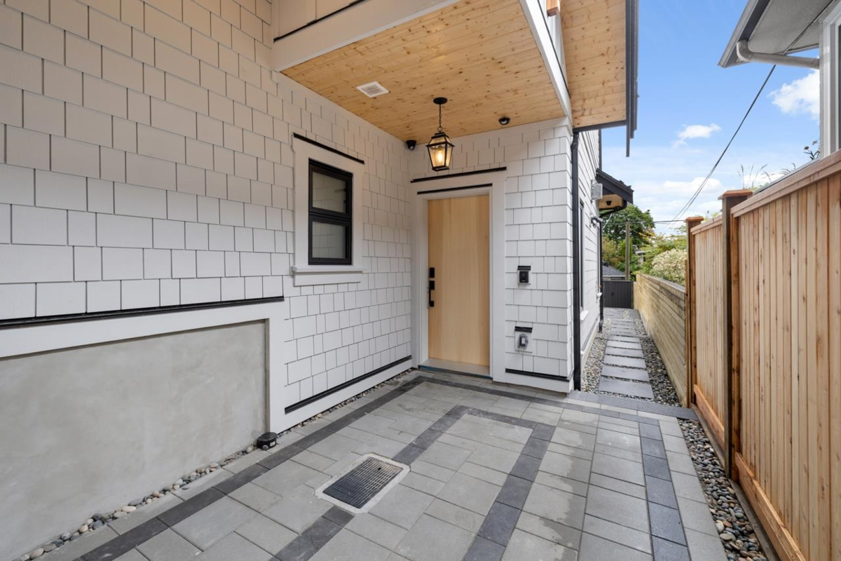 Garden / Landscaping Photo of 2 2247 Parker Street, Vancouver, BC