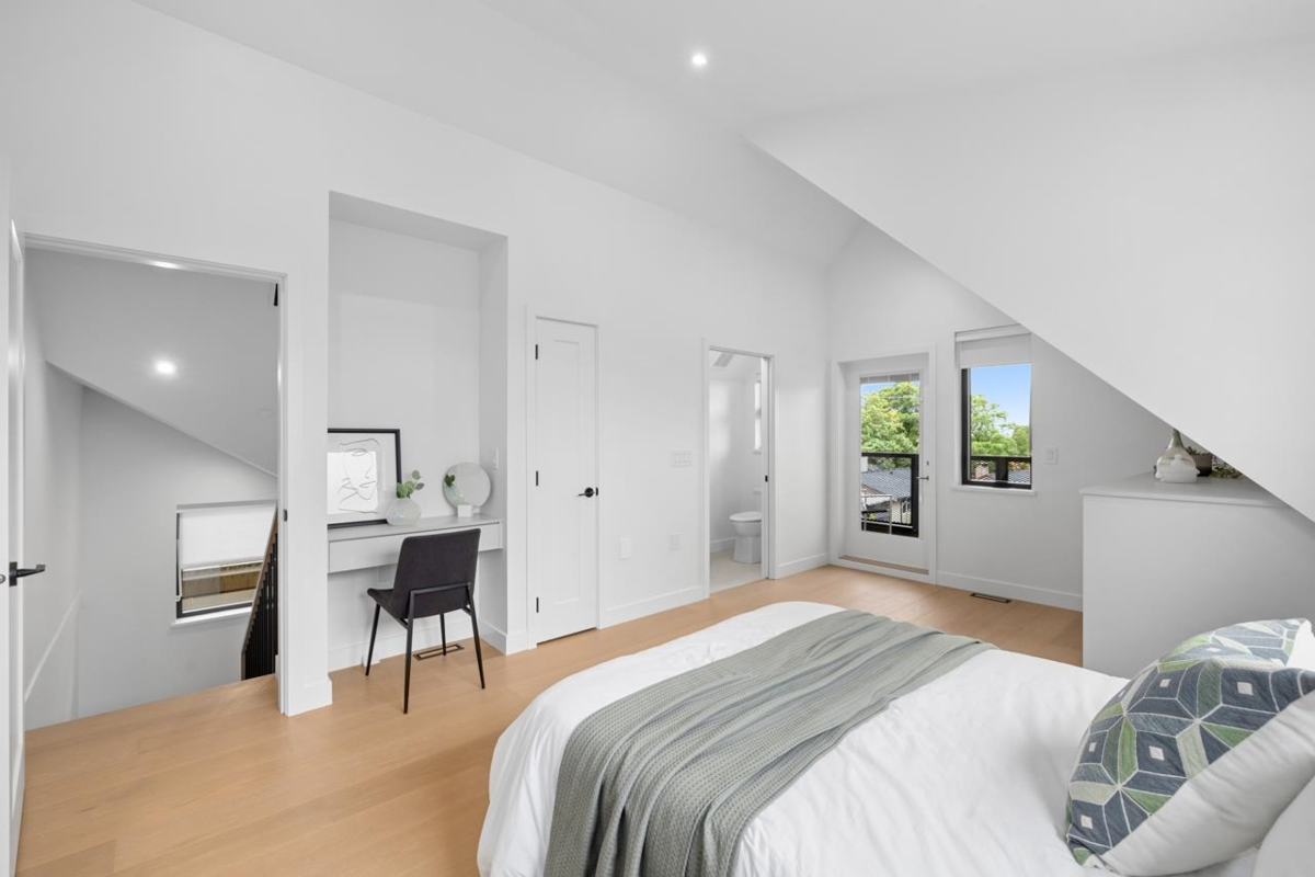 Hallway Photo of 2 2247 Parker Street, Vancouver, BC