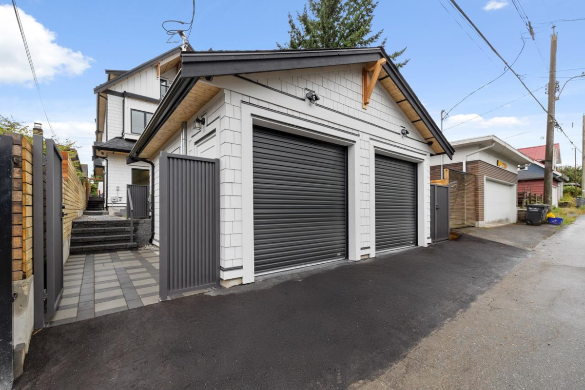 Hot Tub / Spa Photo of 2 2247 Parker Street, Vancouver, BC