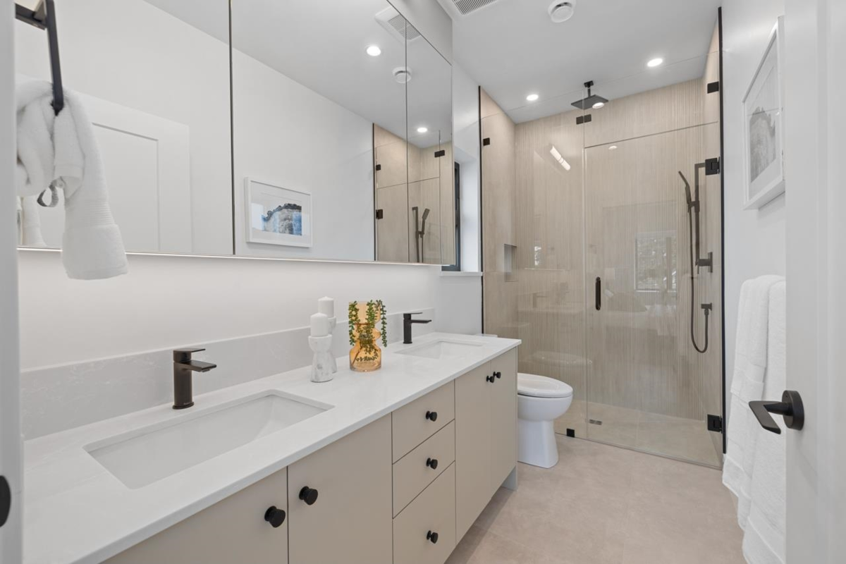 Powder Room Photo of 2 2247 Parker Street, Vancouver, BC
