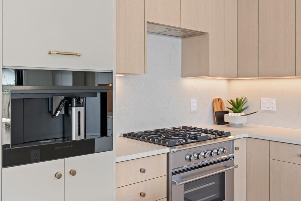 Primary Bathroom Photo of 2 2247 Parker Street, Vancouver, BC