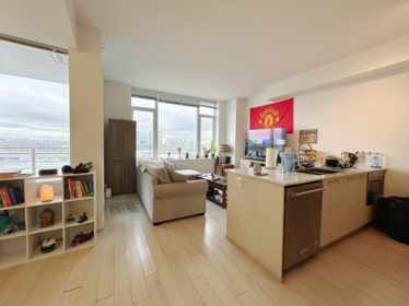 801 5619 Cedarbridge Way, Richmond, BC, Richmond — Apartment/Condo for sale