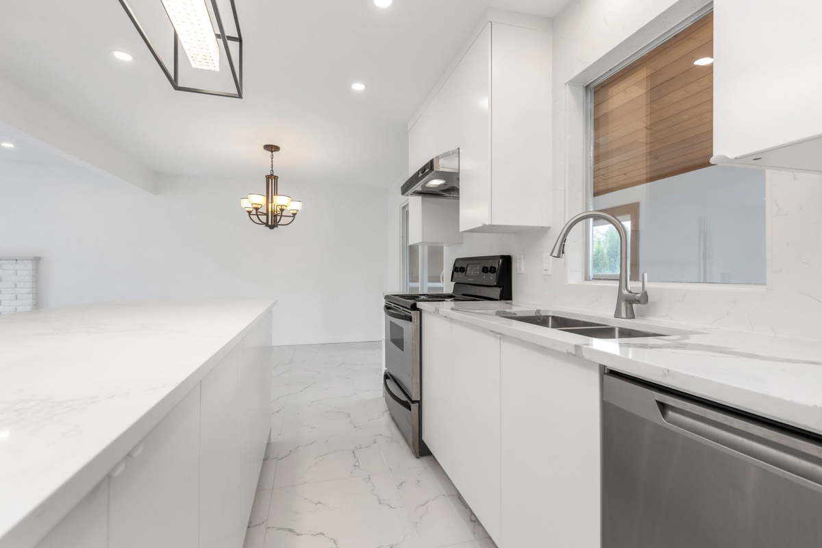Kitchen Island Photo of 6423 Tyson Road, Chilliwack, BC