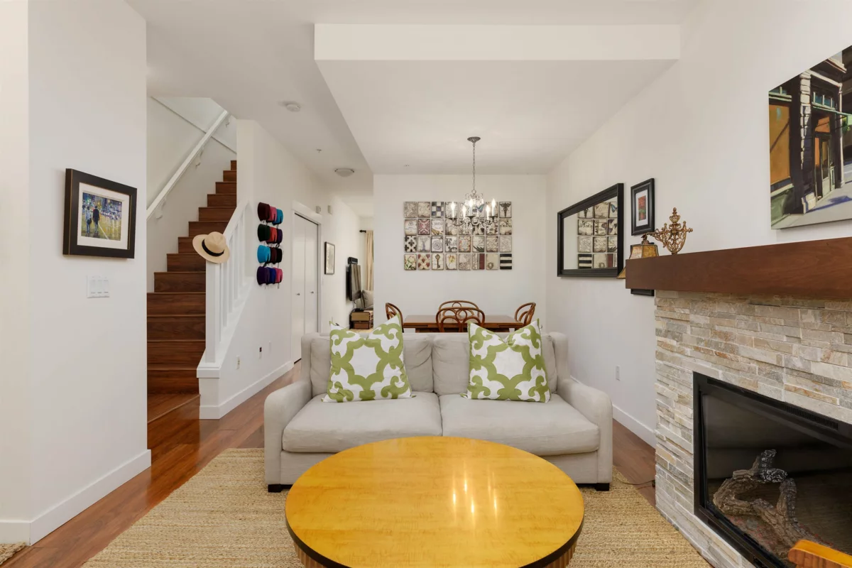 Breakfast Nook Photo of 4 307 E 15th Street, North Vancouver, BC