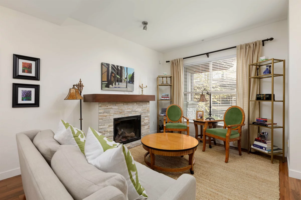 Kitchen Island Photo of 4 307 E 15th Street, North Vancouver, BC