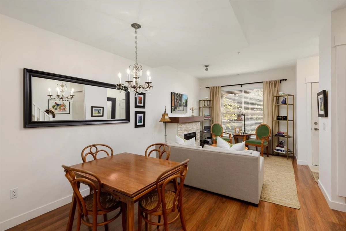 Kitchen Photo of 4 307 E 15th Street, North Vancouver, BC