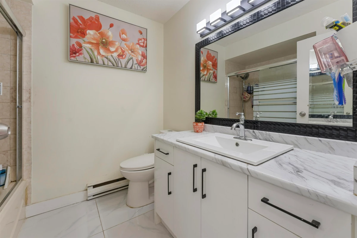 Hallway Photo of 21 7521 140 Street, Surrey, BC