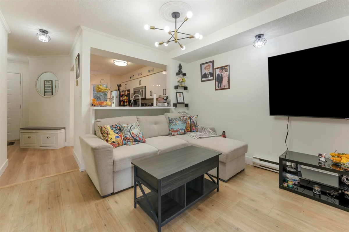 Kitchen Island Photo of 21 7521 140 Street, Surrey, BC