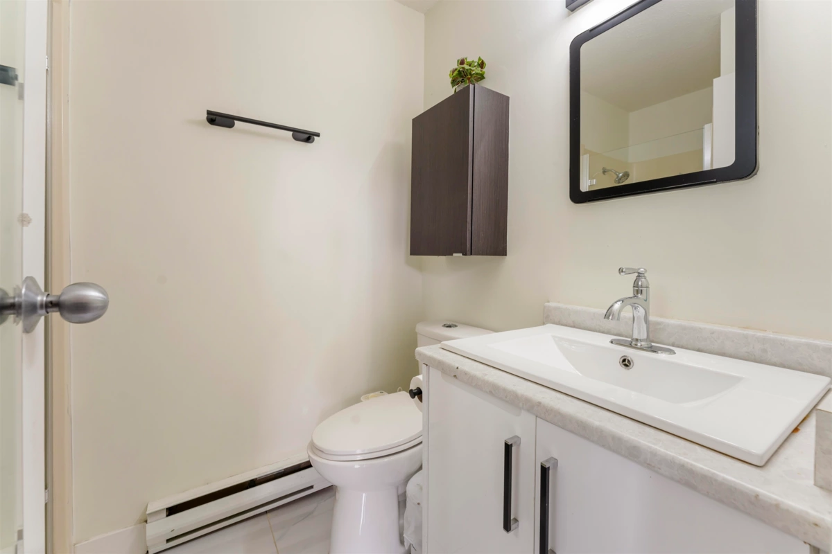 Kitchen Photo of 21 7521 140 Street, Surrey, BC