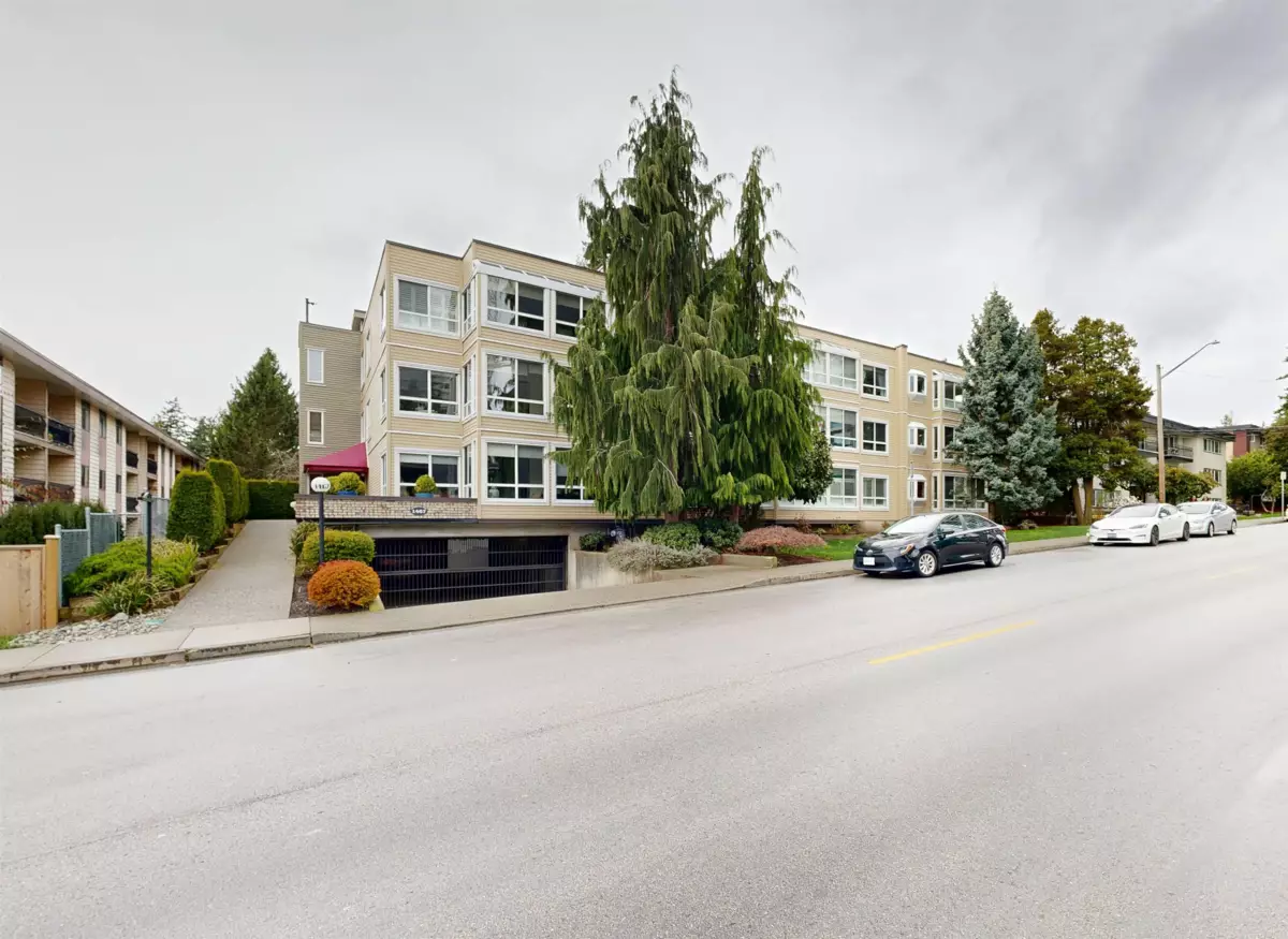 Powder Room Photo of 106 1467 Martin Street, White Rock, BC