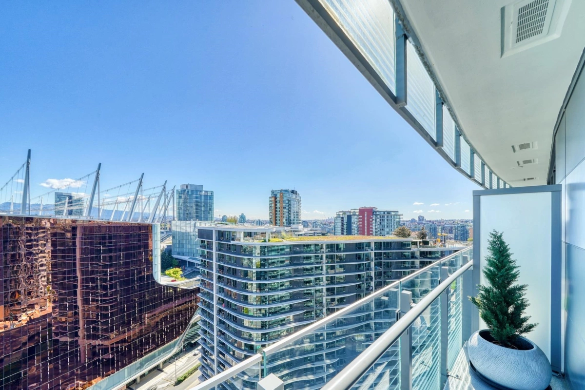 Basement Recreation Room Photo of 2006 89 Nelson Street, Vancouver, BC