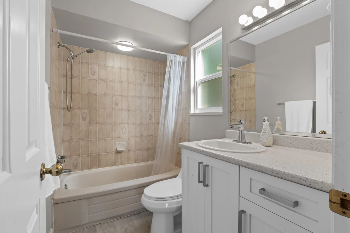 Hallway Photo of 14273 26 Avenue, Surrey, BC