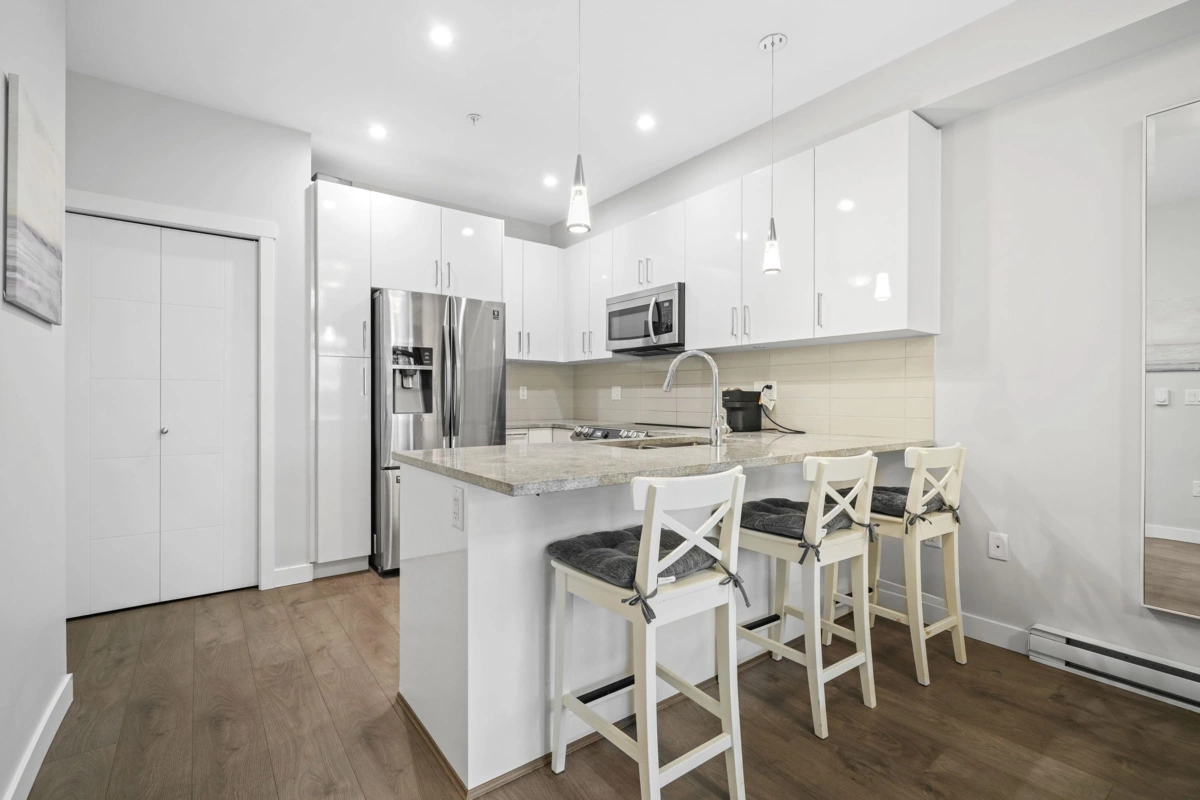 Kitchen Island Photo of 206 45562 Airport Road, Chilliwack, BC