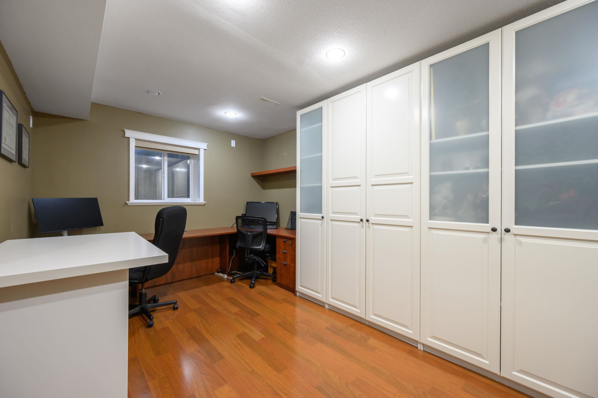 Swimming Pool Photo of 24270 Mcclure Drive, Maple Ridge, BC