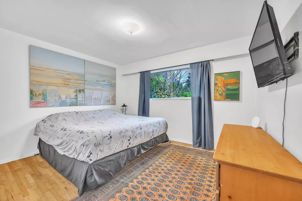 Kitchen Island Photo of 3296 Institute Road, North Vancouver, BC