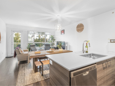 Kitchen Photo of 626 13963 105 Boulevard, Surrey, BC