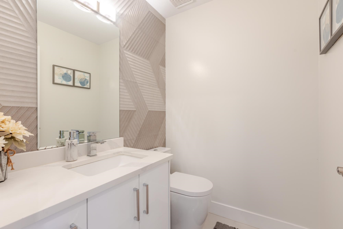 Powder Room Photo of 11060 158b Street, Surrey, BC