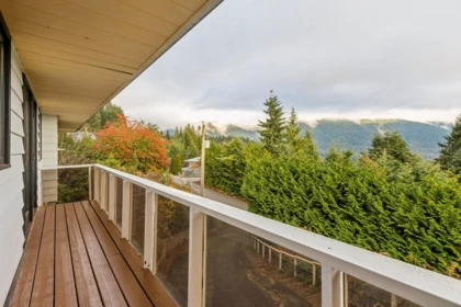 Front Yard Photo of 556 Ballantree Road, West Vancouver, BC