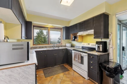 Kitchen Photo of 556 Ballantree Road, West Vancouver, BC