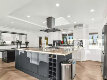 Kitchen Island Photo of 15383 Columbia Avenue, White Rock, BC