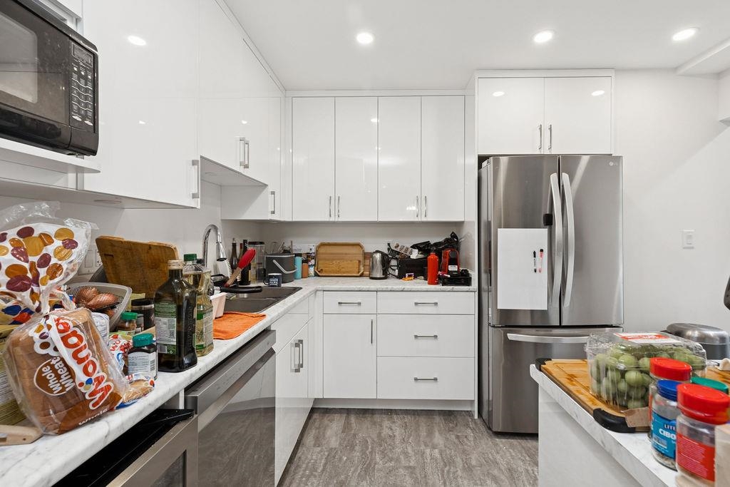 Kitchen Island Photo of 6605 Turnberry Crescent, Vancouver, BC
