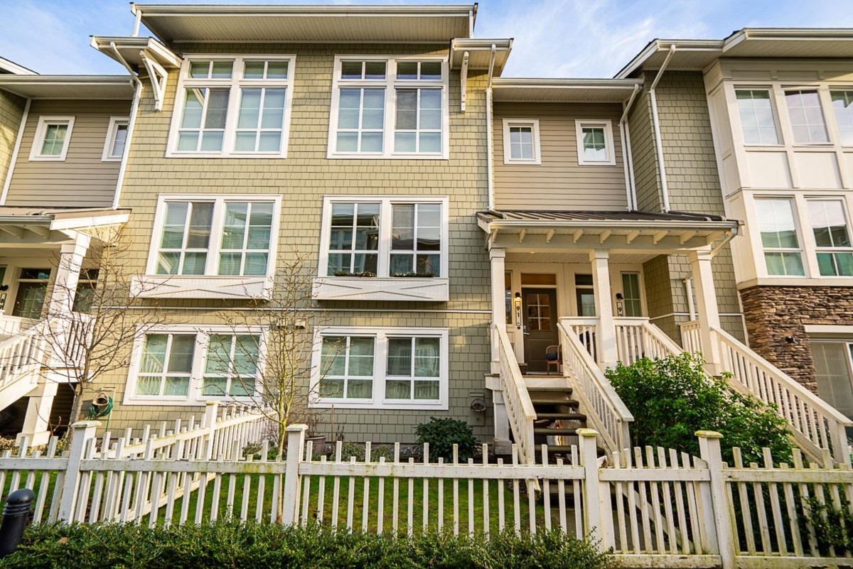 Living Room Photo of 91 5551 Admiral Way, Delta, BC