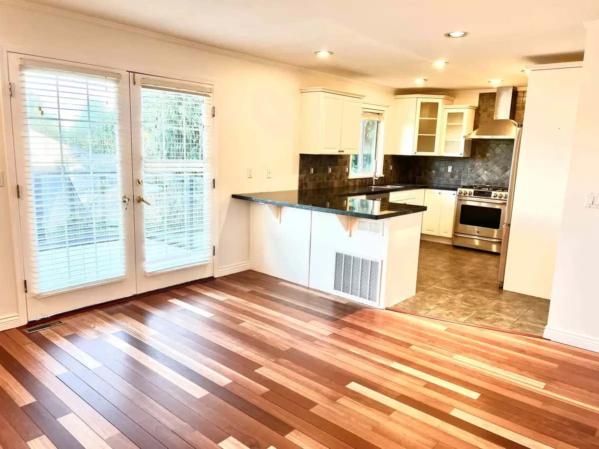 Kitchen Island Photo of 16160 14b Avenue, Surrey, BC