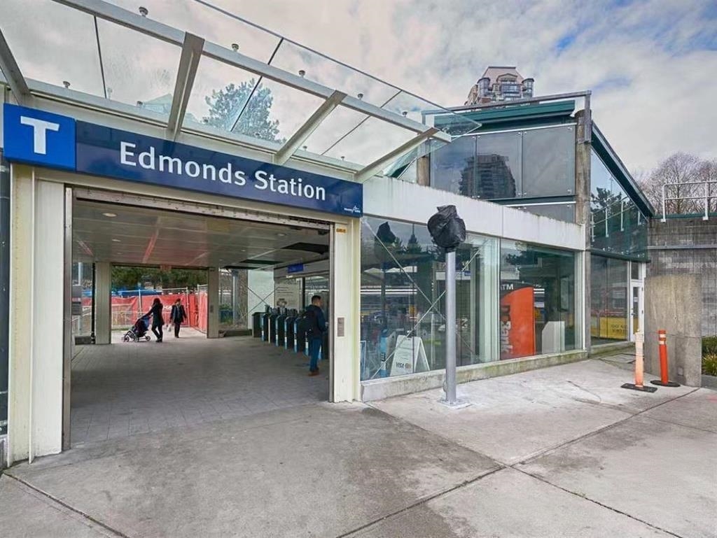 Neighborhood Park Photo Near 2902 7088 18th Avenue, Burnaby, BC