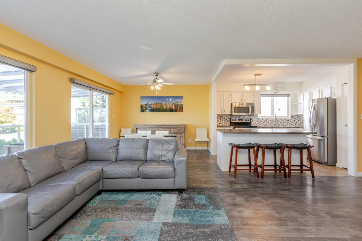 Kitchen Island Photo of 832 Stevens Street, White Rock, BC