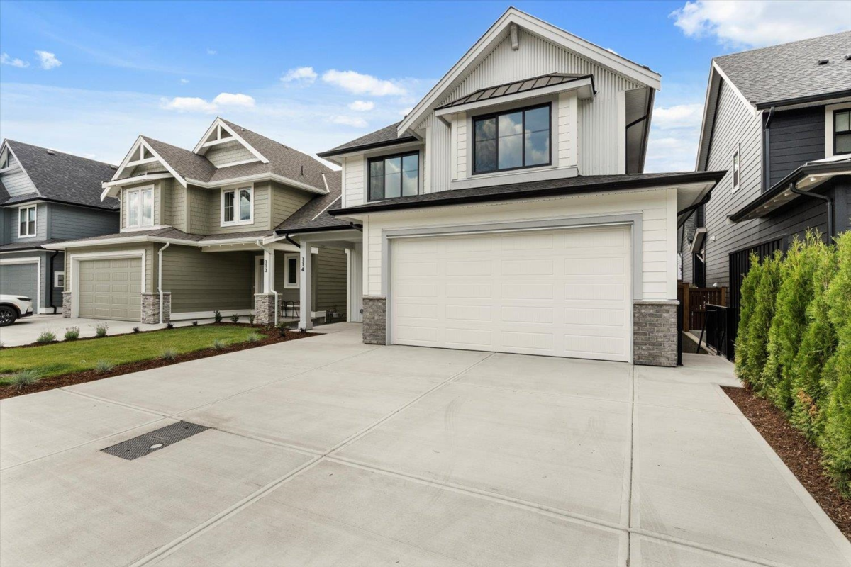 Living Room Photo of 114 46211 Promontory Road, Chilliwack, BC