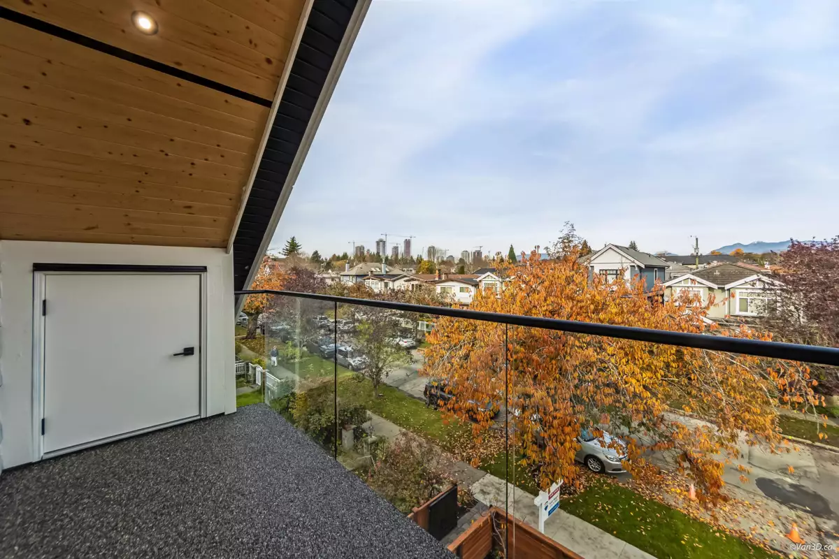 Entry Foyer Photo of 1 150 E 51 Avenue, Vancouver, BC