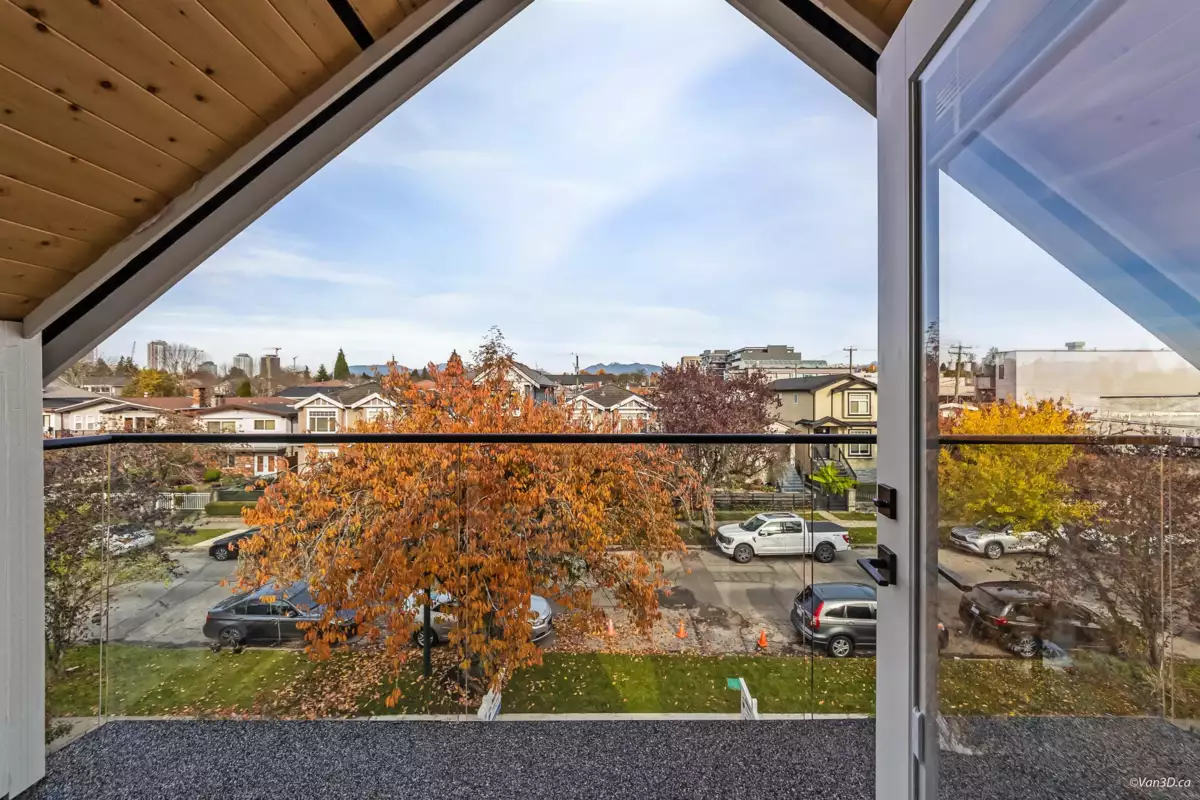 Mudroom Photo of 1 150 E 51 Avenue, Vancouver, BC