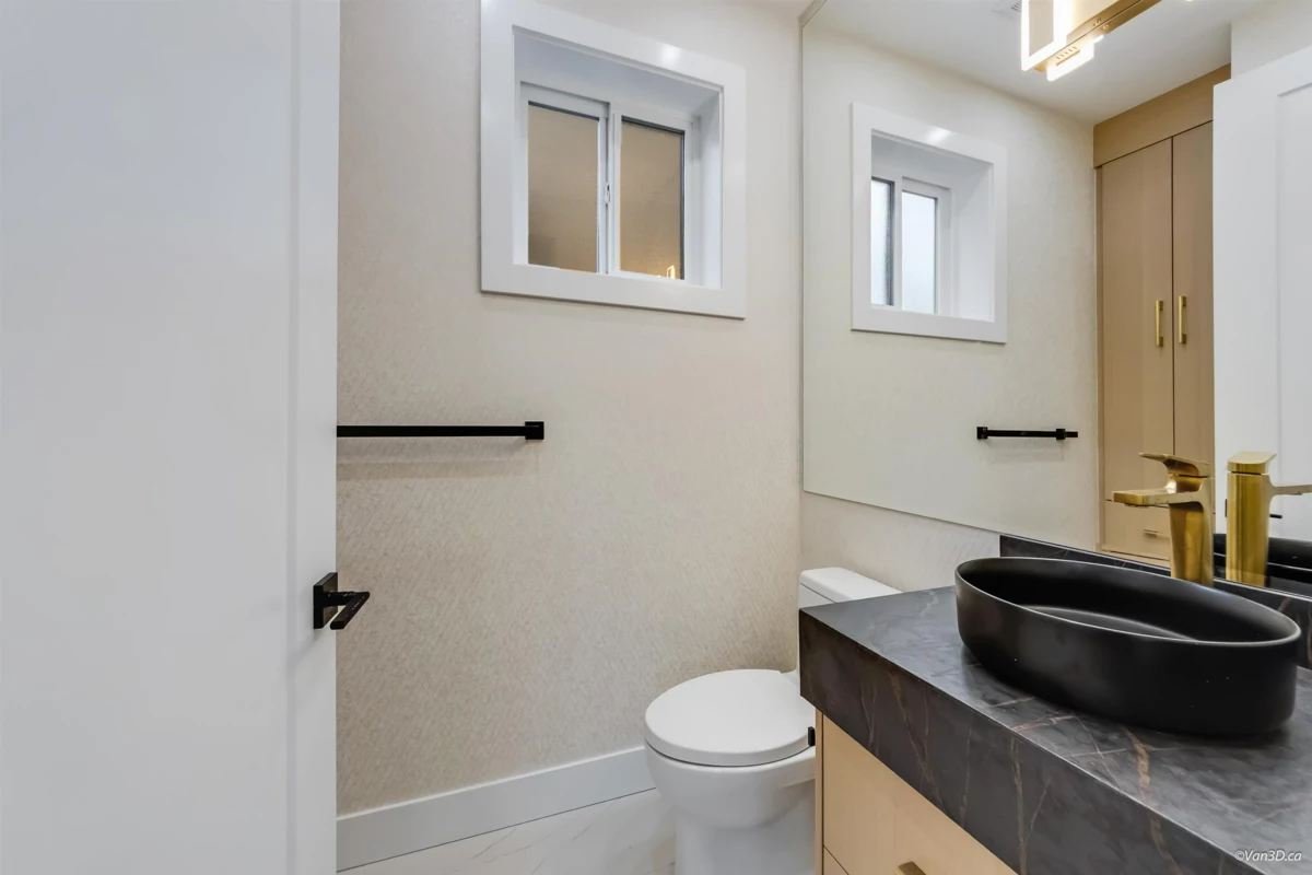 Walk-In Closet Photo of 1 150 E 51 Avenue, Vancouver, BC