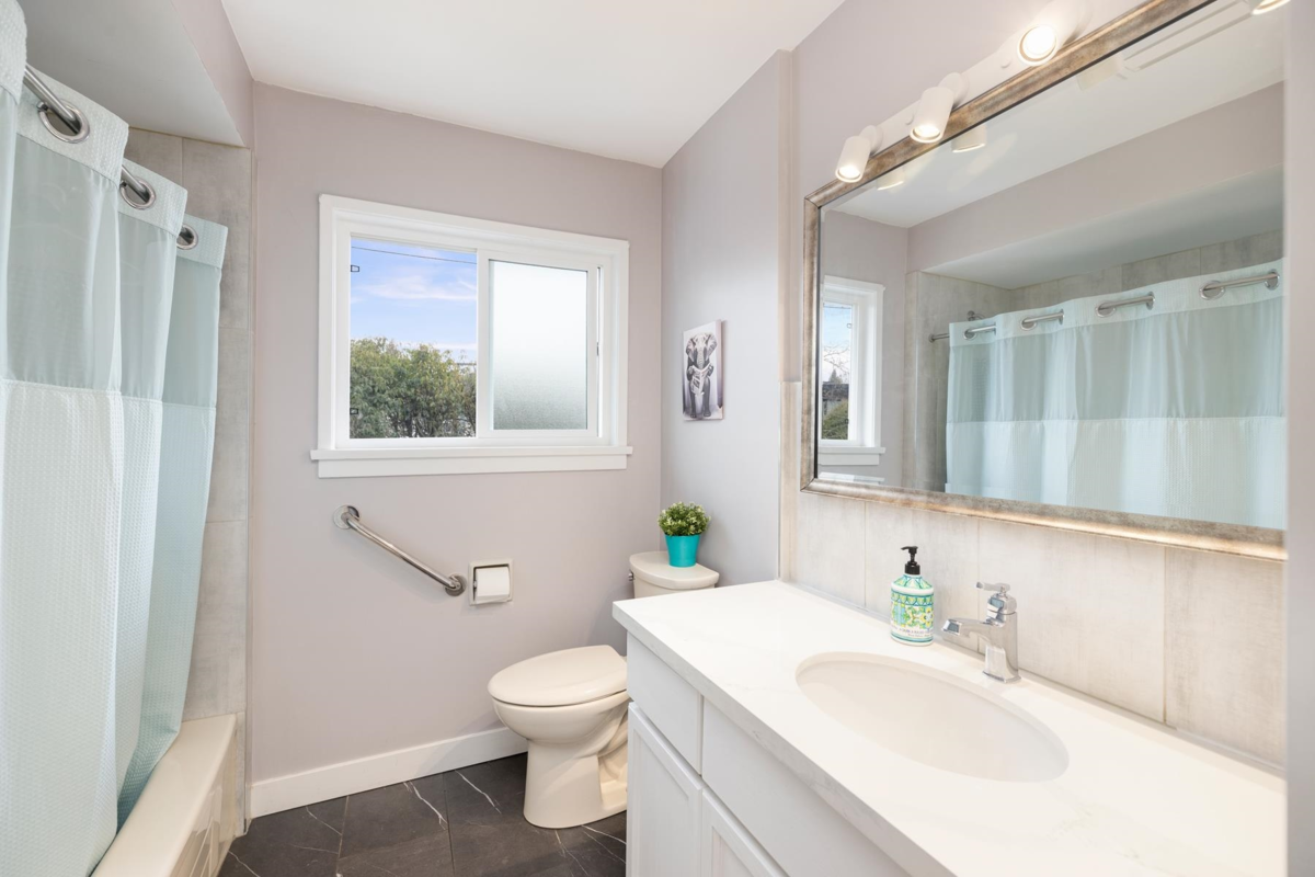 Entry Foyer Photo of 935 Beaconsfield Road, North Vancouver, BC