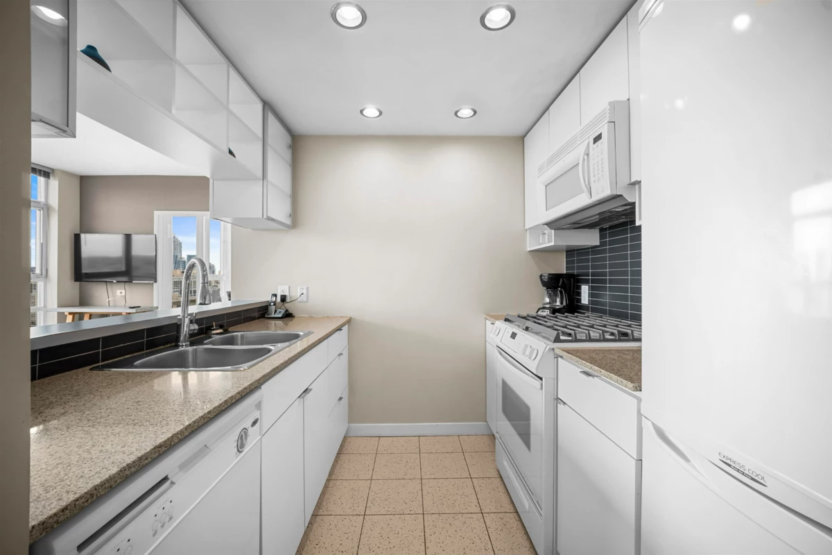 Walk-In Closet Photo of 3608 928 Beatty Street, Vancouver, BC