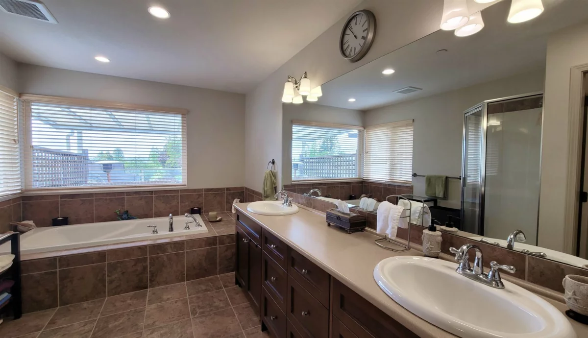 Basement Recreation Room Photo of 15974 Buena Vista Avenue Avenue, White Rock, BC