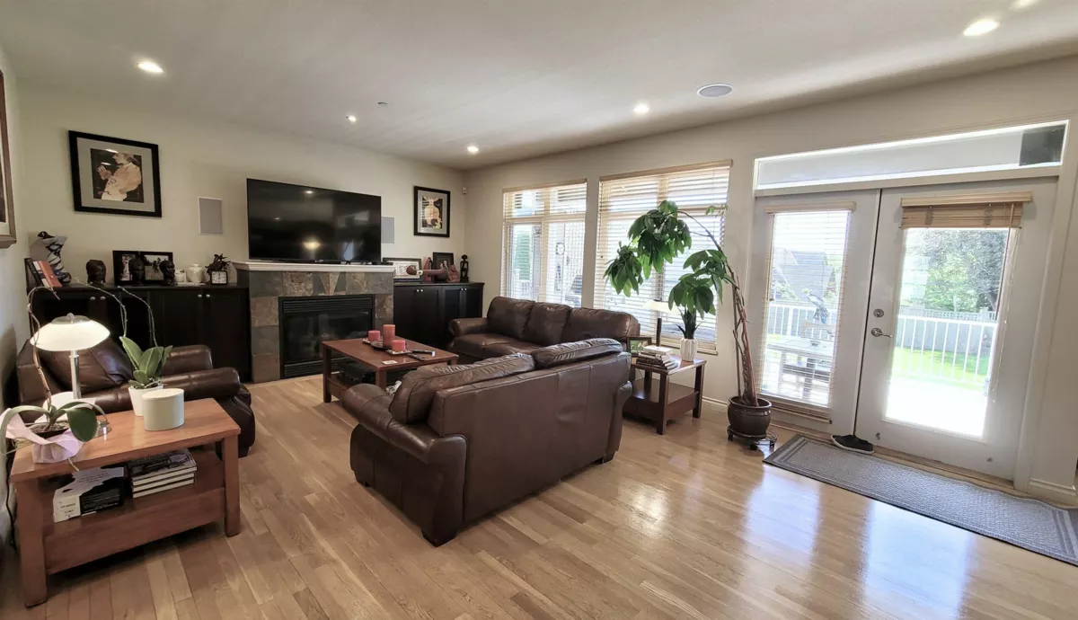 Breakfast Nook Photo of 15974 Buena Vista Avenue Avenue, White Rock, BC