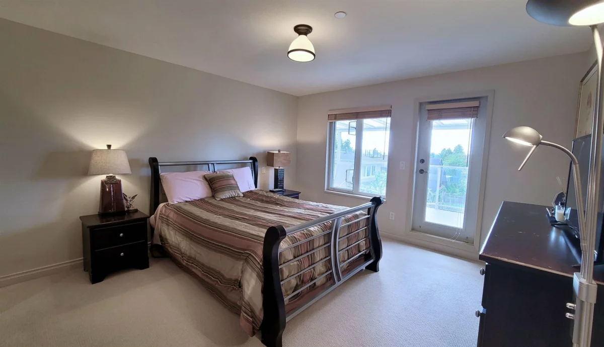 Guest Bathroom Photo of 15974 Buena Vista Avenue Avenue, White Rock, BC