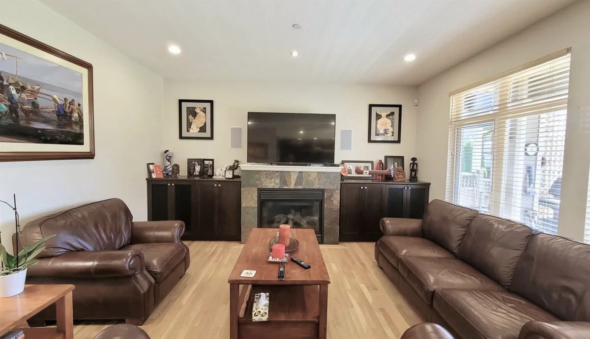 Primary Bathroom Photo of 15974 Buena Vista Avenue Avenue, White Rock, BC