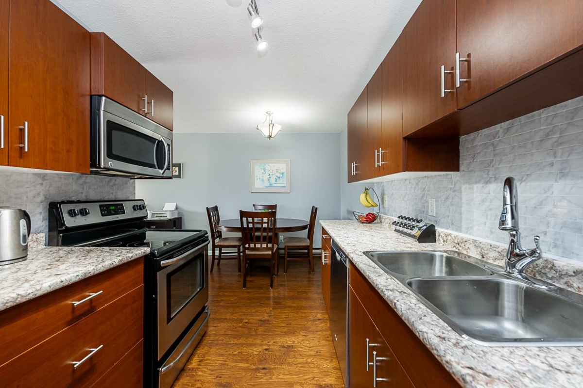 Kitchen Island Photo of 304 46374 Margaret Avenue, Chilliwack, BC