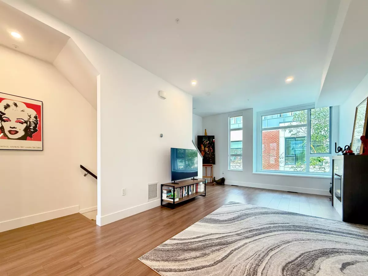 Dining Area Photo of 5458 Oak Street, Vancouver, BC